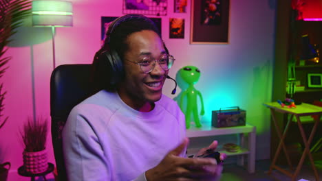un jugador feliz jugando videojuegos
