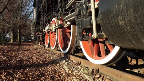 detalles de la vía del tren con locomotora de vapor