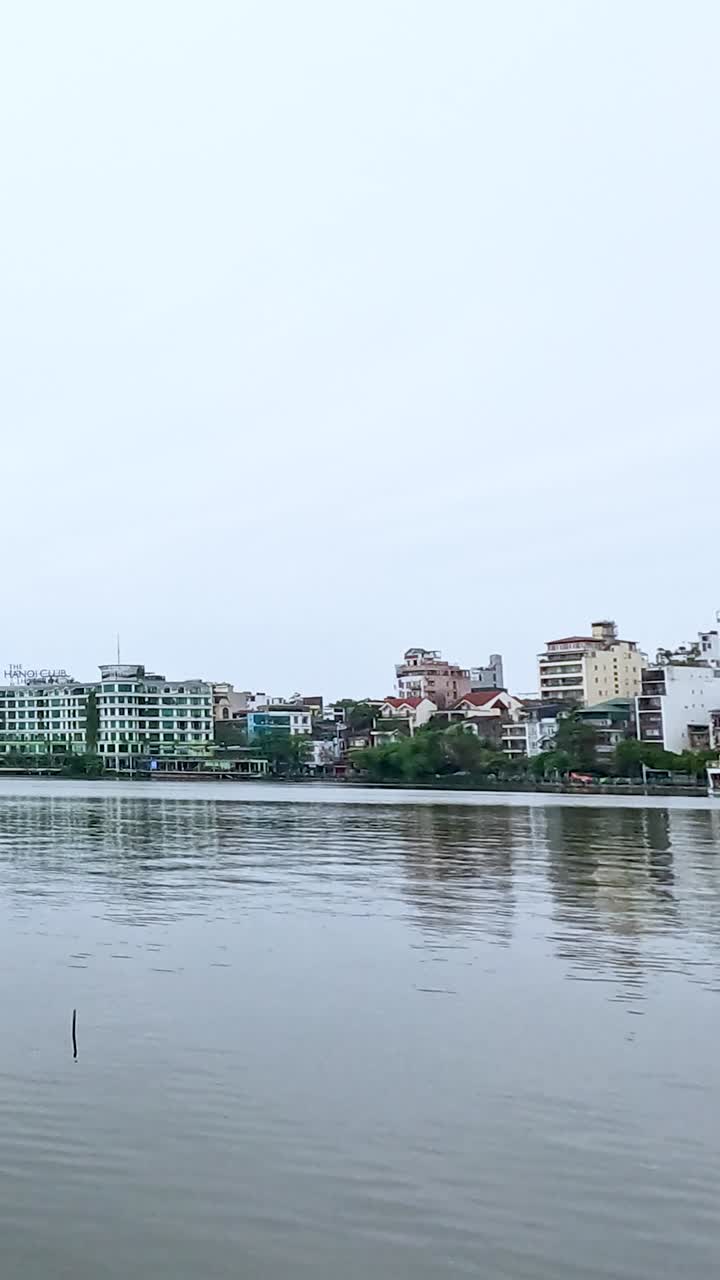 escena tranquila del río con el horizonte de la ciudad
