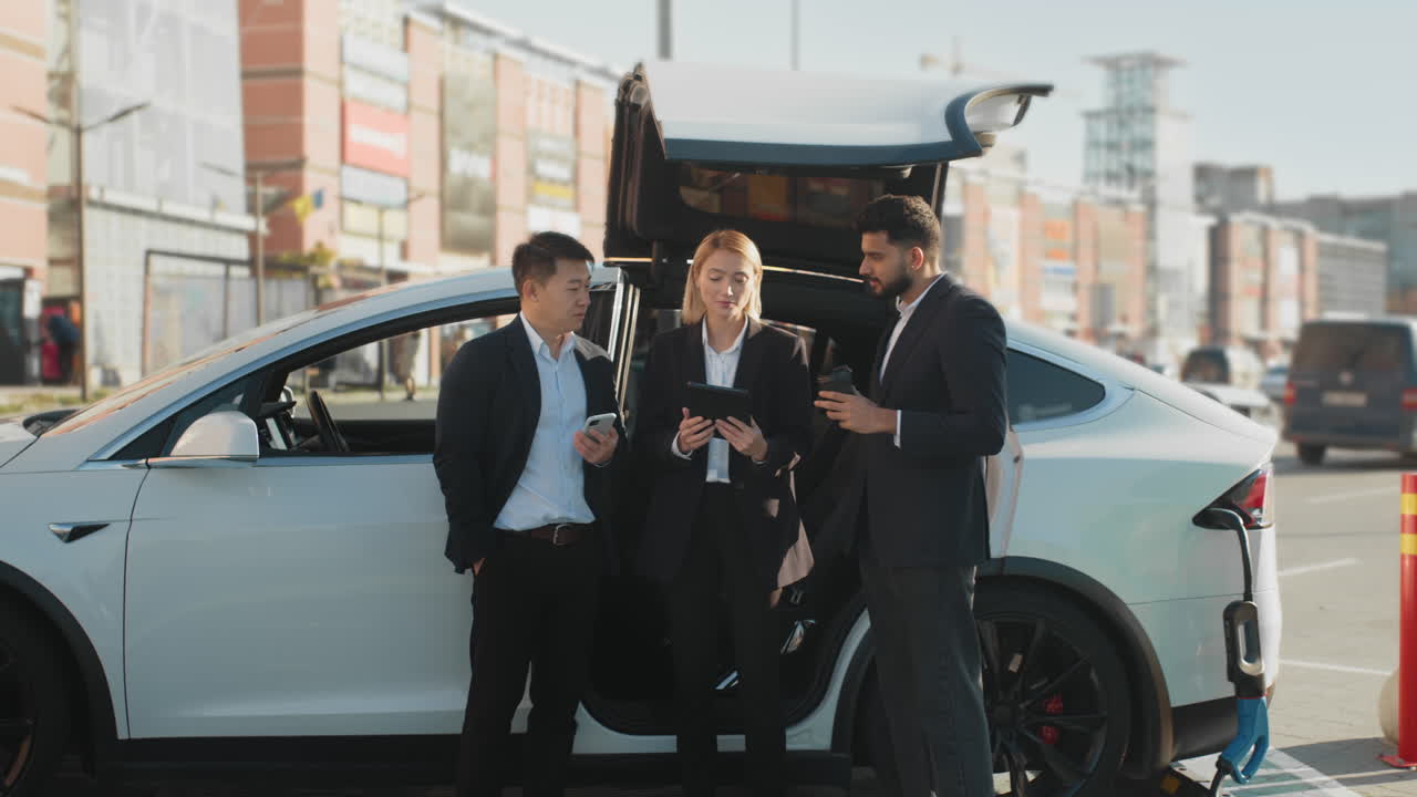reunión de negocios frente al coche eléctrico