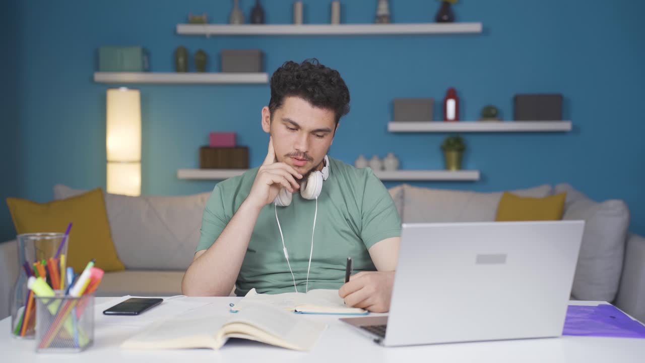 un estudiante disgustado.