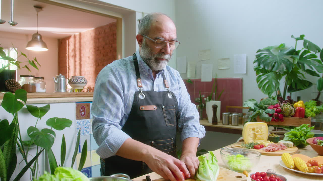 Homem preparando uma salada na cozinha
