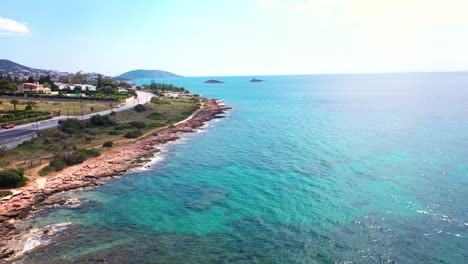 increíble agua turquesa en la costa egea de ática sunio filmado por un dron