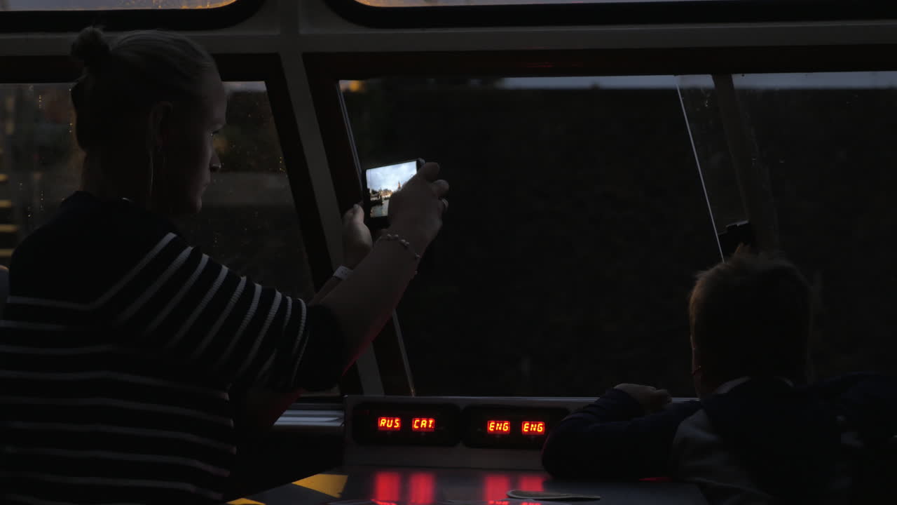 밤에 어머니와 아이 암스테르담에서 관광 물 여행