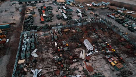 Luftaufnahme-Seltener-Alter-Militärflugzeuge,-Panzer,-Kampffahrzeuge,-Kampfausrüstung-Und-Hubschrauber