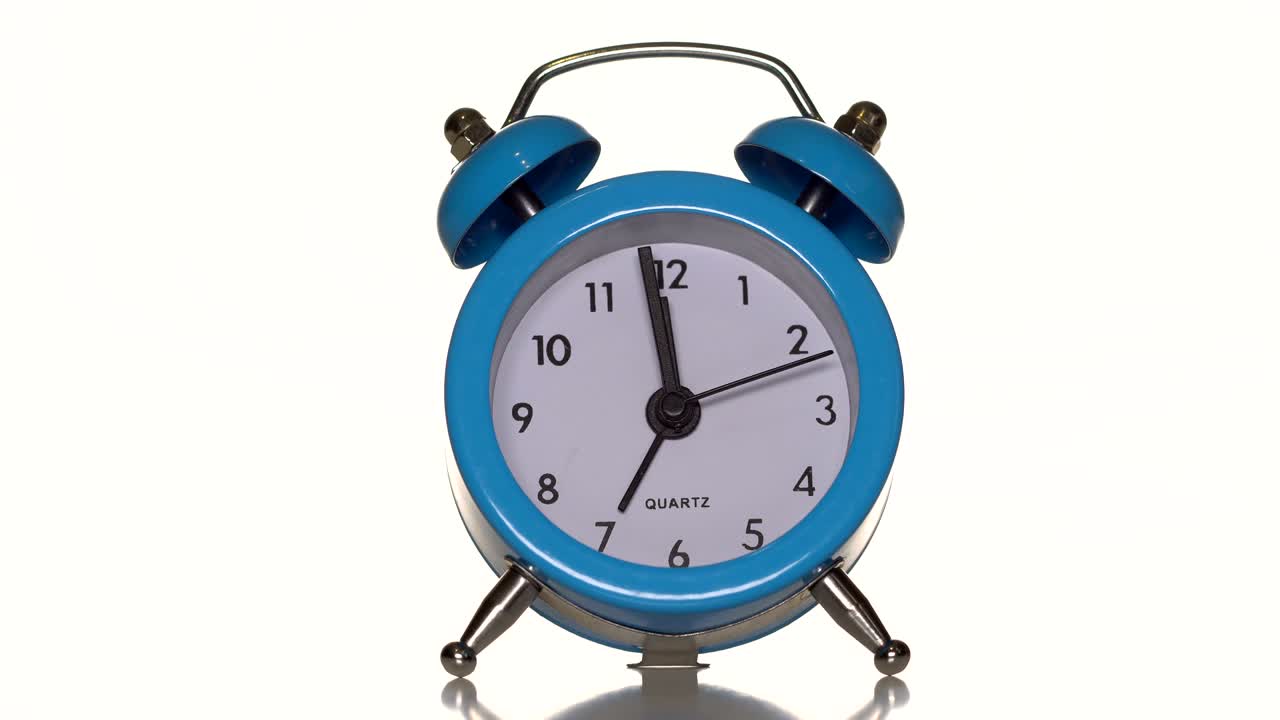 흰색 바탕에 알람 시계