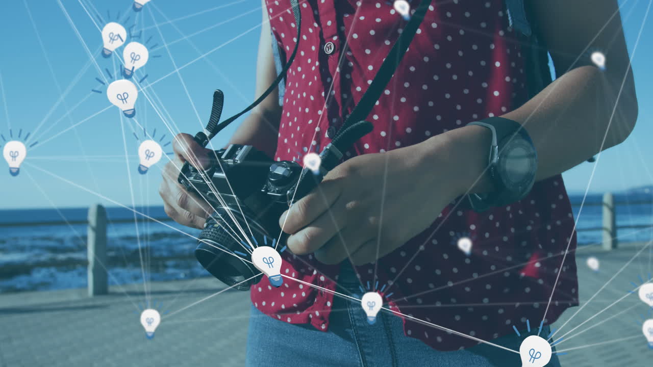 카메라를 들고 있는 여자 위에 전구 아이콘으로 연결된 네트워크의 애니메이션