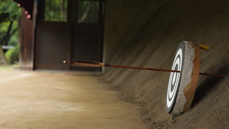 Kyudo-Japanisches-Zen-Bogenschießen.-Pfeil-Trifft-Ziel