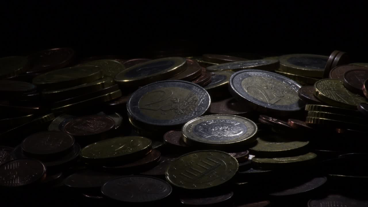 различные монеты евро в деньгах горы поворачивают