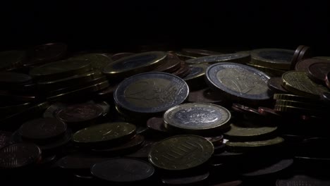 diferentes monedas de euro en una montaña de dinero girando