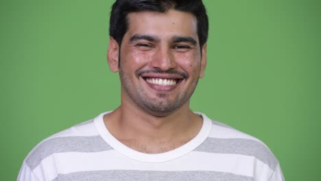 joven y guapo hombre persa sonriendo