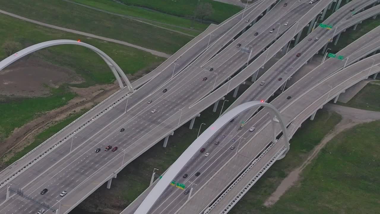 Tráfico en las autopistas del centro de Dallas, Texas, visto desde arriba