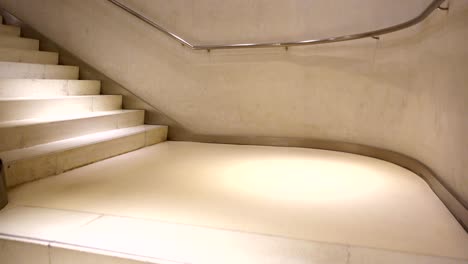 movimiento en la escalera de caracol.