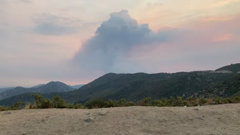 nube de humo que se forma a partir del inicio de un gran incendio forestal