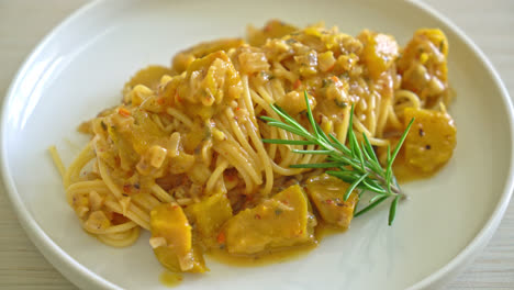 salsa alfredo de pasta de espagueti de calabaza - estilo de comida vegana y vegetariana