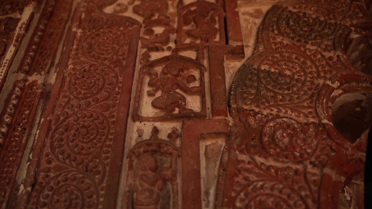 The Madanmohan Temple in Bishnupur is one of the architectural monuments of terracotta art. Animals, Birds, Black Sapphire, 10 Avatars and other mythological stories are depicted in architecture.