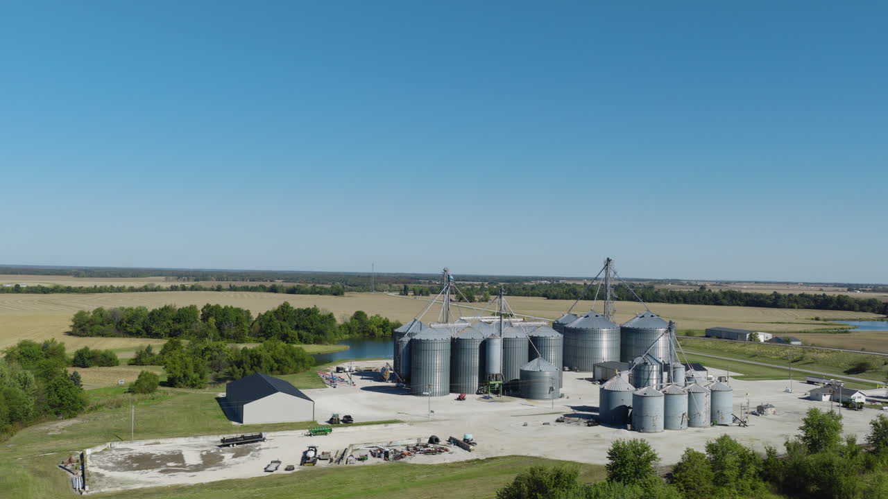Eine Ansicht von Getreidesilos bei der Hassard Elevator Company in Missouri, Vereinigte Staaten. Luftaufnahme