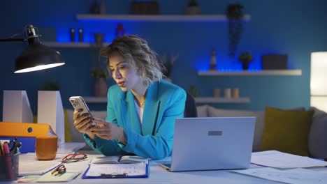 Mujer-Trabajadora-De-Oficina-En-Casa-Confundida-Y-Pensativa.