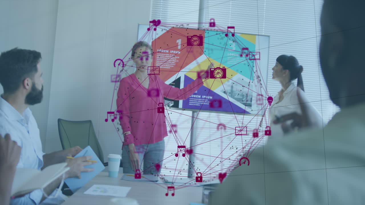 animación de globo de iconos digitales sobre mujer caucásica dando una presentación en la oficina.