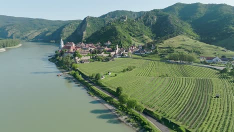 Luftdrohne-Dürnstein-Österreich-Fluss