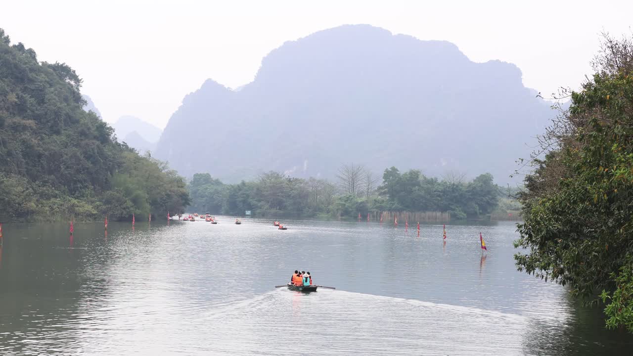 조용 한 강 에서 카야크 를 타는 사람 들 의 집단