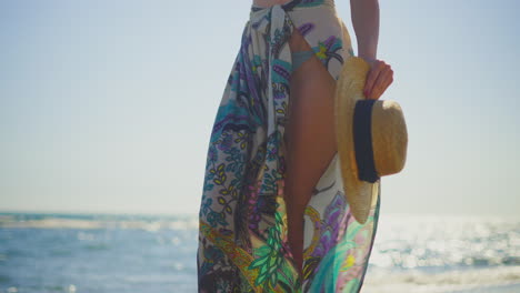 mujer en la playa con una falda de impresión floral