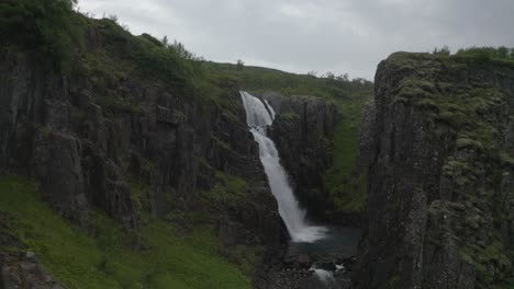 Vuelo-Aéreo-Hacia-La-Cascada-De-Gufufoss-Entre-Acantilados-Cerca-De-Fardagafoss-En-El-Este-De-Islandia