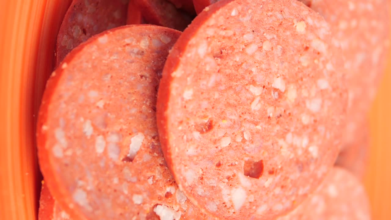 salchichas turcas en rodajas (sucuk)