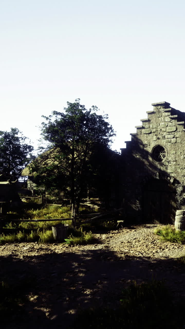 Antiguo edificio de piedra cerca de árboles en un entorno exterior durante el día.