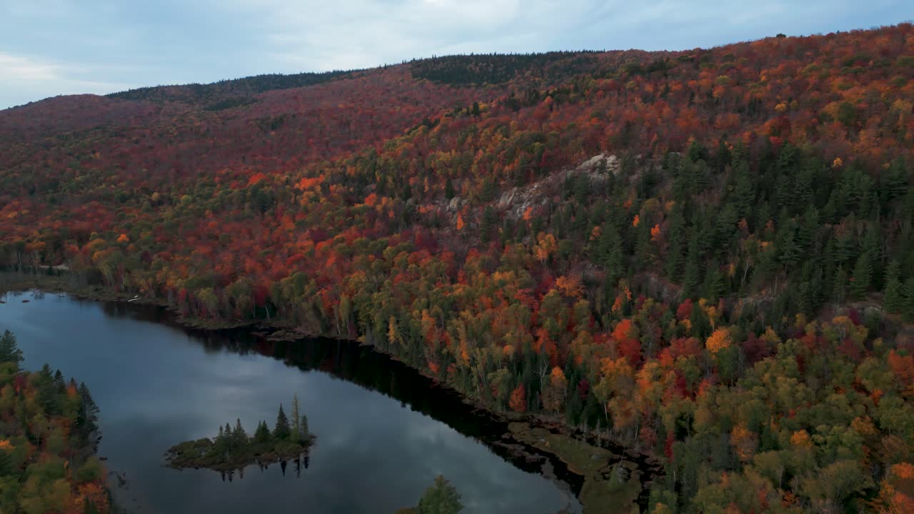 fotografía aérea del paisaje canadiense en otoño, cerca de mont sourire en la región de lanaudiere en la provincia de quebec, canadá en la temporada de otoño