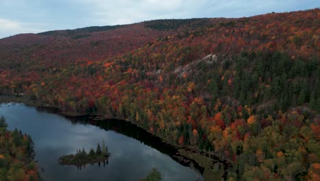 Toma-Aérea-Del-Paisaje-Canadiense-En-Otoño,-Cerca-De-Mont-Sourire-En-La-Región-De-Lanaudiere-En-La-Provincia-De-Quebec,-Canadá-En-La-Temporada-De-Otoño.