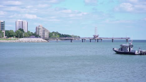 Un-Barco-De-La-Policía-Navega-Por-Las-Aguas-Del-Lago-Ontario