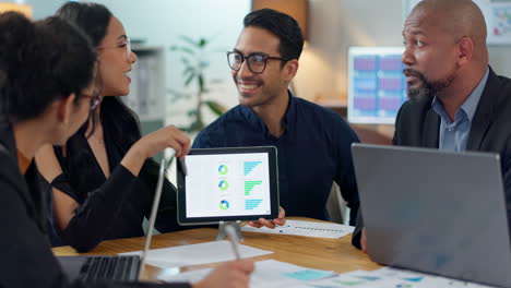 personas, reuniones y pantalla de tableta para datos