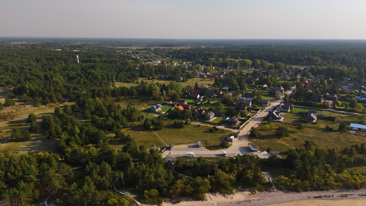 발트해 연안에 있는 파빌로스타 라트비아의 이 많은 서퍼 마을의 공중 촬영.