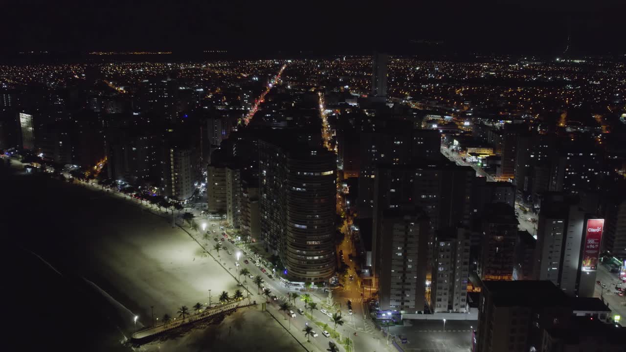 vista aérea de playas y edificios iluminados en la costa de sao vicente, brasil