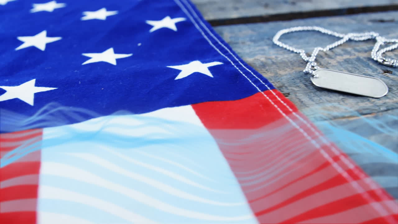 Bandiera americana con piastrine militari su superficie di legno rustico, che crea un'animazione patriottica