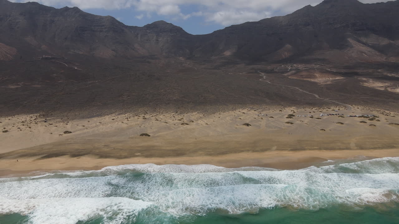 disparo de drones desde la orilla del mar de la playa de cofete, isla de fuerteventura