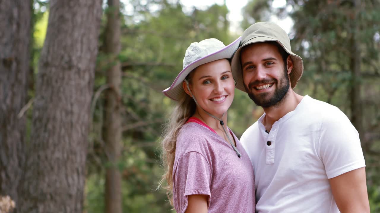 una pareja de excursionistas que se enamoran en el campo.