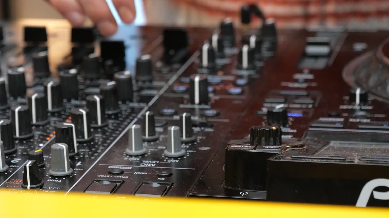 서에 있는 dj의 손의 클로즈업