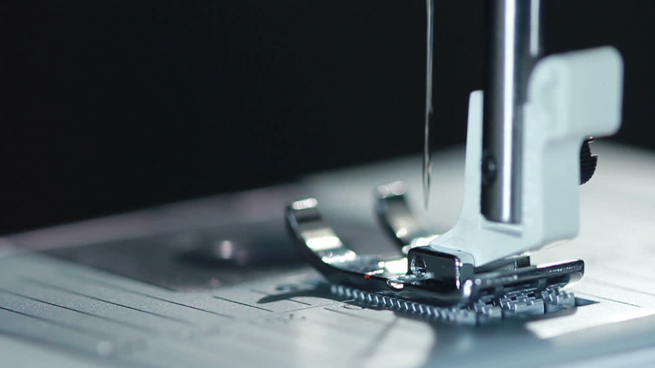 섬유 공장의 장비. 클로즈업. 산업용 바느질 기계 작업