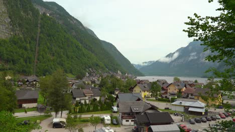 Vista-Panorámica-Del-Pueblo-De-Hallstatt-Con-Montañas-Y-Lago.