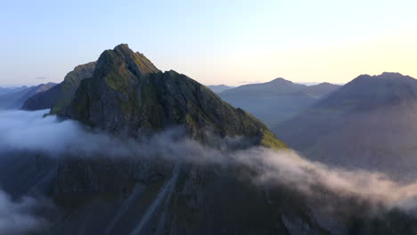 Reibungslose-Drohnenaufnahmen-Von-Küstenbergen-über-Den-Wolken-Der-Südküste-Islands