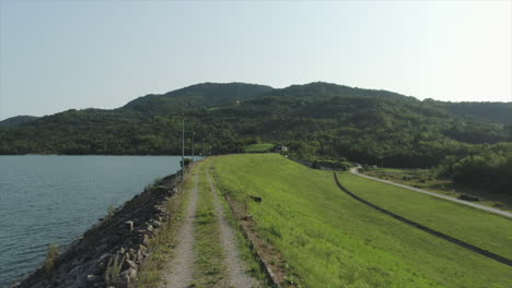 dron dolly disparó a lo largo del borde del lago butoniga en croacia