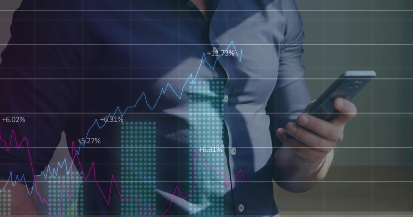 Animazione dell'elaborazione dati su un uomo d'affari che usa uno smartphone