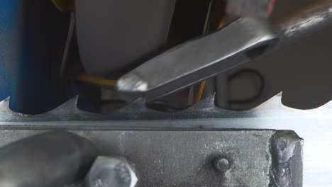 detalle de los movimientos de la máquina de la banda vio los dientes de la cuchilla al afilador