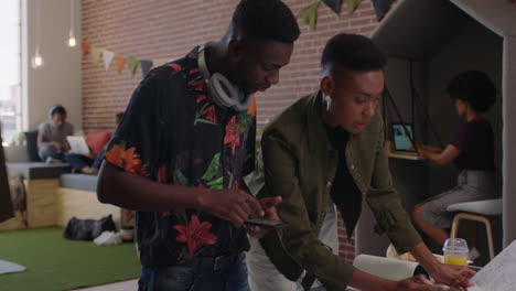 hombres de negocios afroamericanos se reúnen líder de equipo mujer compartiendo ideas creativas disfrutando de la capacitación colega en un lugar de trabajo de oficina de moda