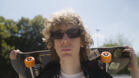 un chico caucásico en el parque de skate.