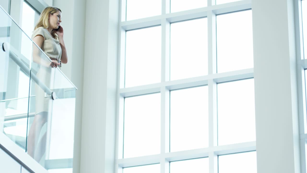 кавказская бизнесменка, финансовый директор, использующая технологии смартфонов.