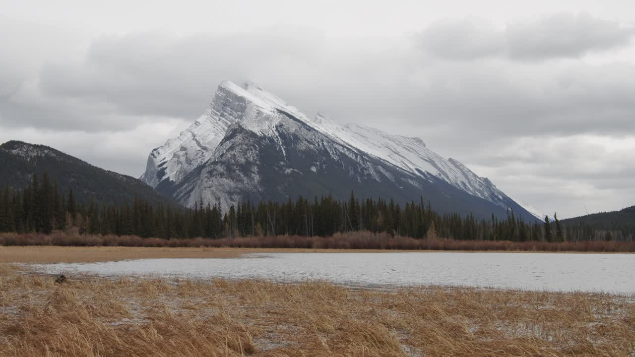 hermoso paisaje natural de los lagos vermilion situado al oeste de banff, alberta, canadá con las nevadas montañas rocosas canadienses pinos exuberantes en el fondo - toma amplia