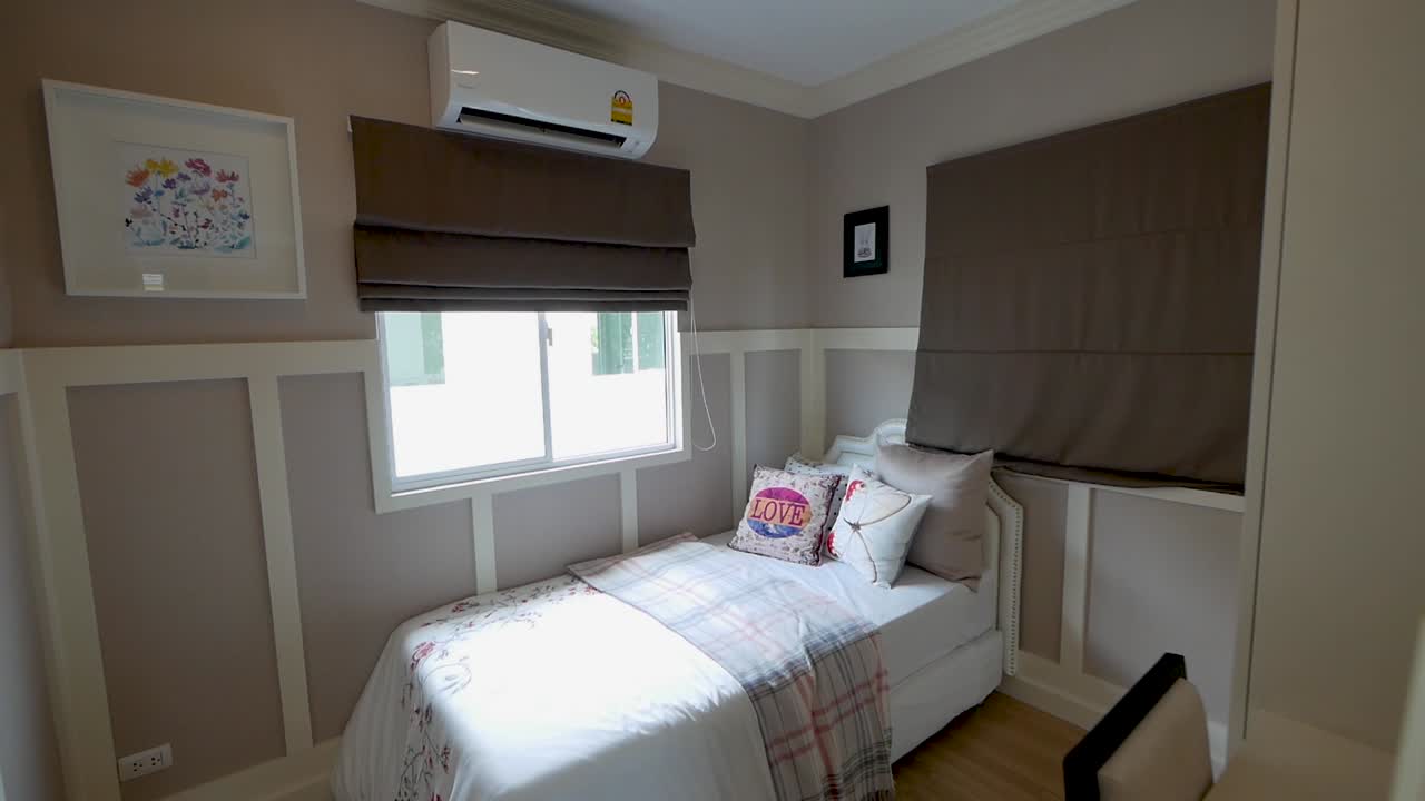 decoración de dormitorio de colores claros y brillantes con muebles elegantes